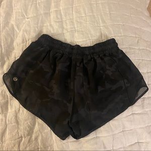Lululemon Hotty Hot Low-rise Lind Shorts 2.5” in Charcoal Camo